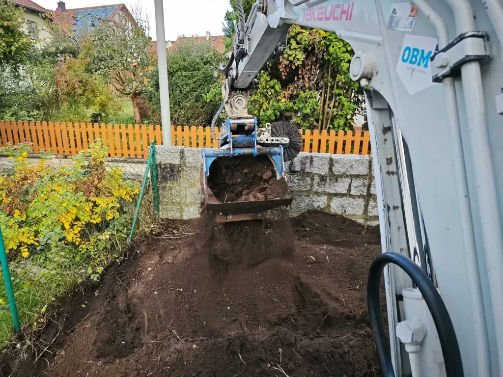 Bagger hebt Erdboden an