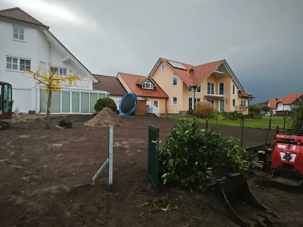 Baumaschinenwerkzeuge im Gras