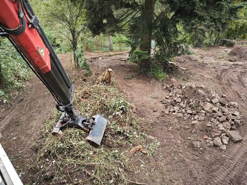 Bagger bei der Arbeit im Garten