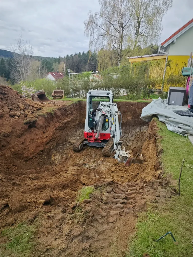 Das Bild zeigt einen Bagger der Firma Baggerbetrieb Franken bei der
Gartengestaltung - Erdbewegung Nürnberg