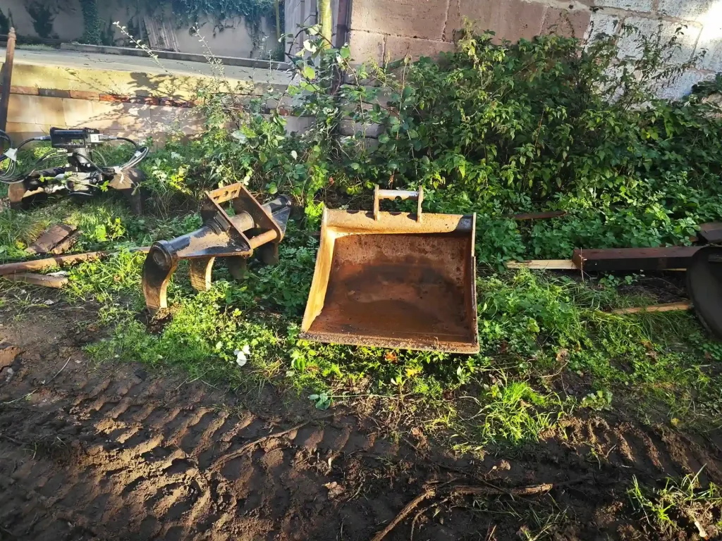 Erdbewegungsgeräte im Gras